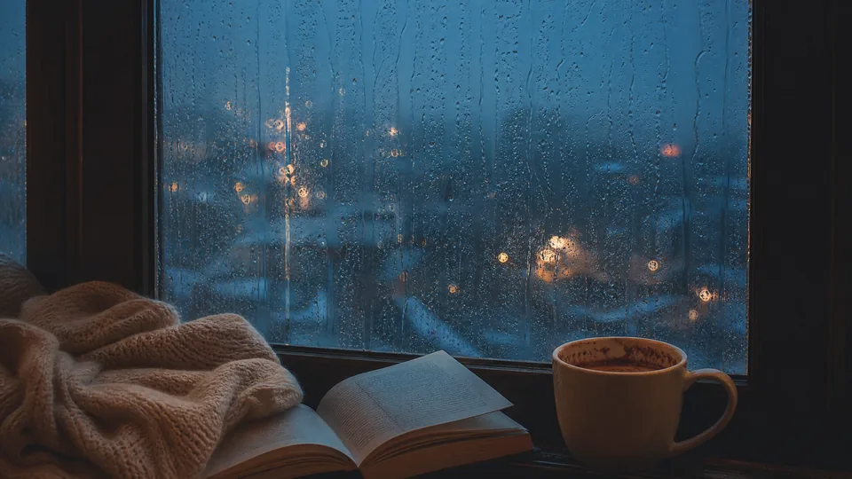 糖心vlog情感氛围封面图，雨天窗边毛毯与热可可